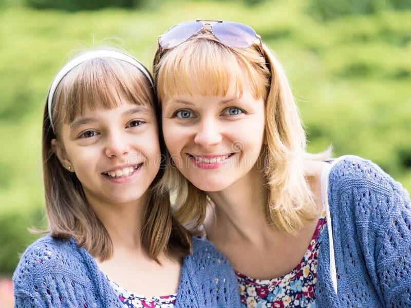 Sister mom daughter. Мама и дочь в караоке. Фотосессия мама и дочка взрослая. Фото мама с дочкой. Девочки с мамой на кровати.