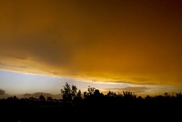 Теплицы чурилово челябинск ночью. Желтое небо сегодня. Желтое небо сегодня. Желтое небо сегодня. Желтое ночное небо.