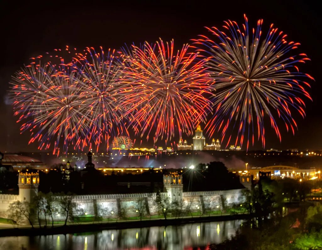 День победы праздник салют. Салют день Победы Москва. Москва салют парад Победы. 9 Мая парад салют. День Победы фейерверк.