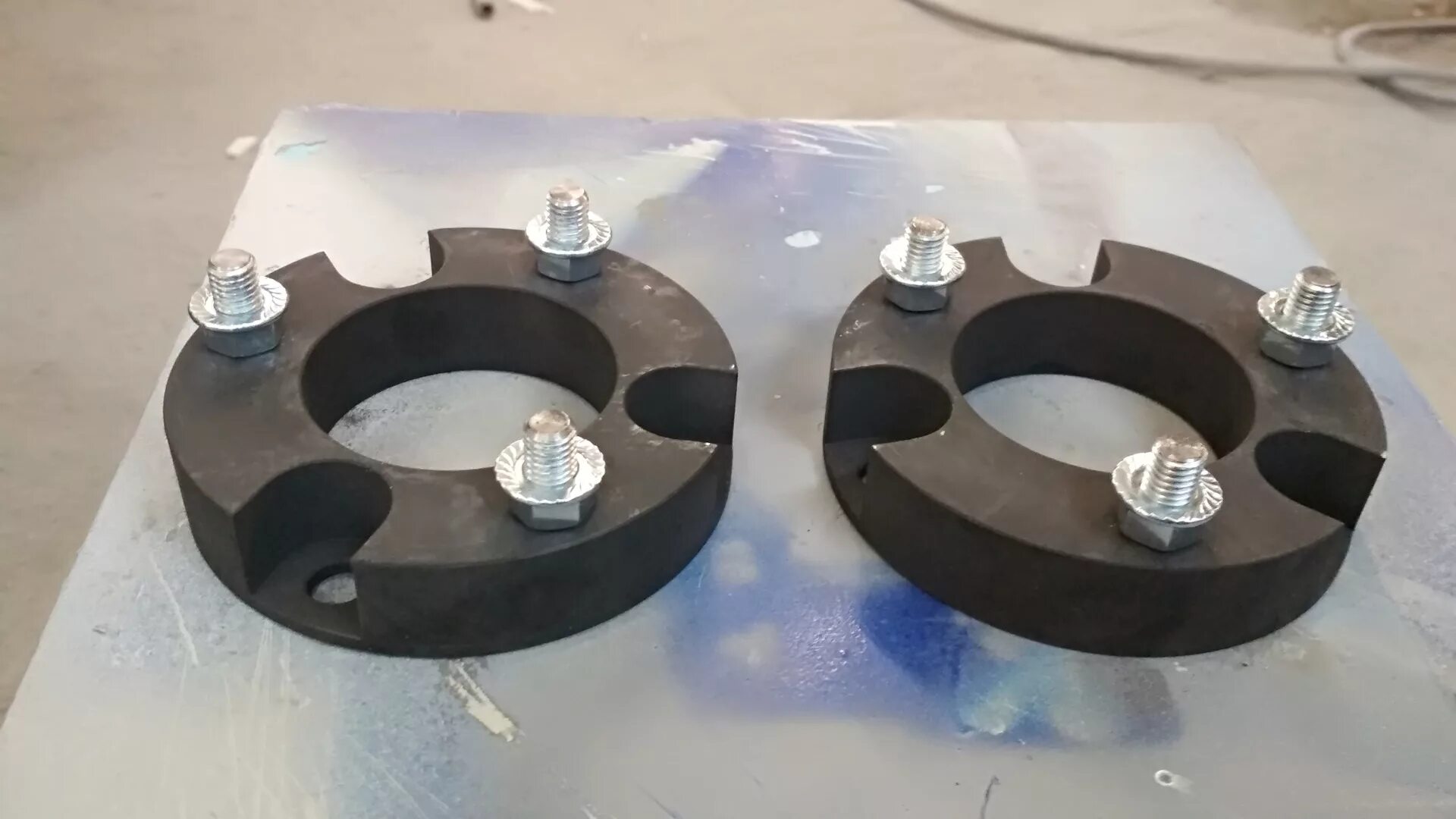 Патриот проставки рама кузов. Проставка кузова. Уаз 3962 соболь проставки. Лифт комплект на уаз 469. Подставки проставки под рессоры для лифта газ 69.