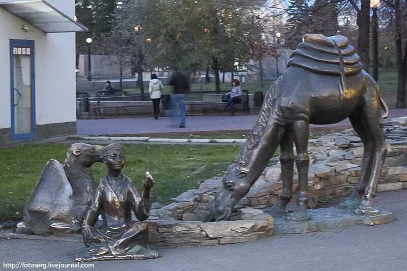 памятники на кировке в челябинске. челябинск кировка верблюд. уральский город с верблюдом. герб с верблюдом город. челябинск верблюд.