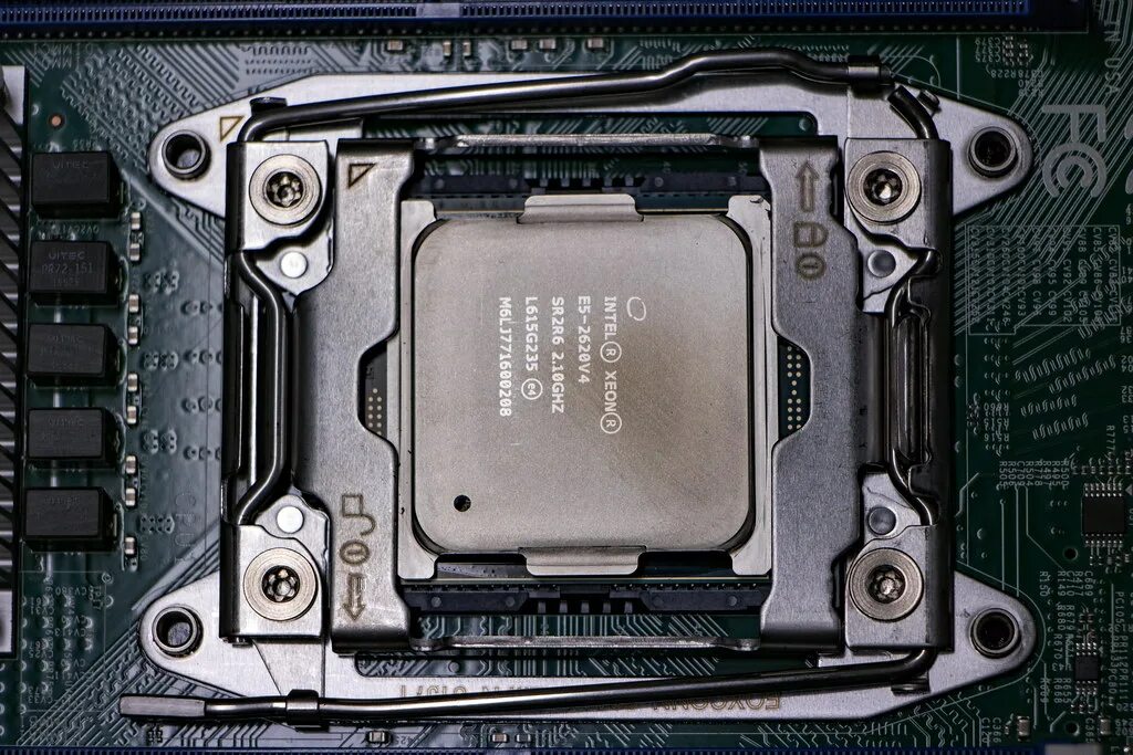 Xeon e5 2620v. Xeon e 2620. Intel Xeon e5-2620 v4. Xeon lga2011 скальпирование. Сборка xeon e5