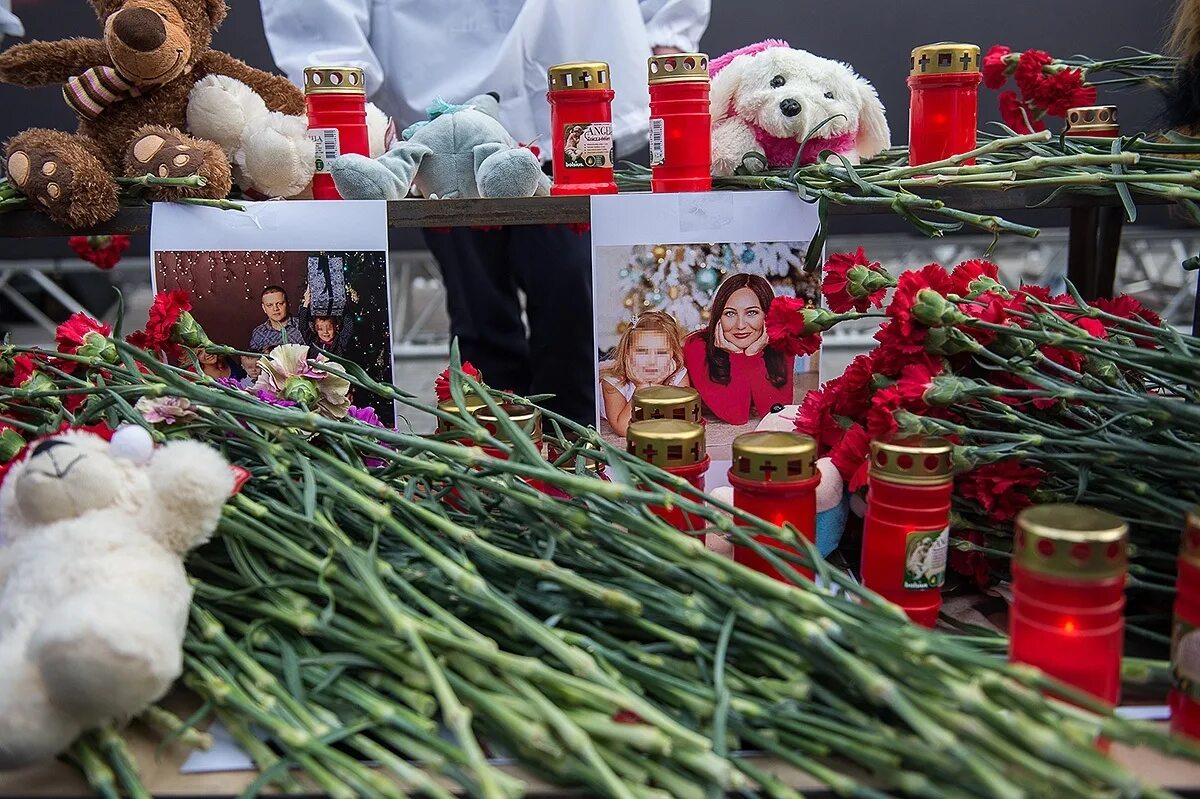 Трагедия в кемерово сегодня последние. Пожар в кемерово в тц зимняя вишня. Трагедия в кемерово сегодня последние. Трагедия в кемерово сегодня последние. Кемерово 25.