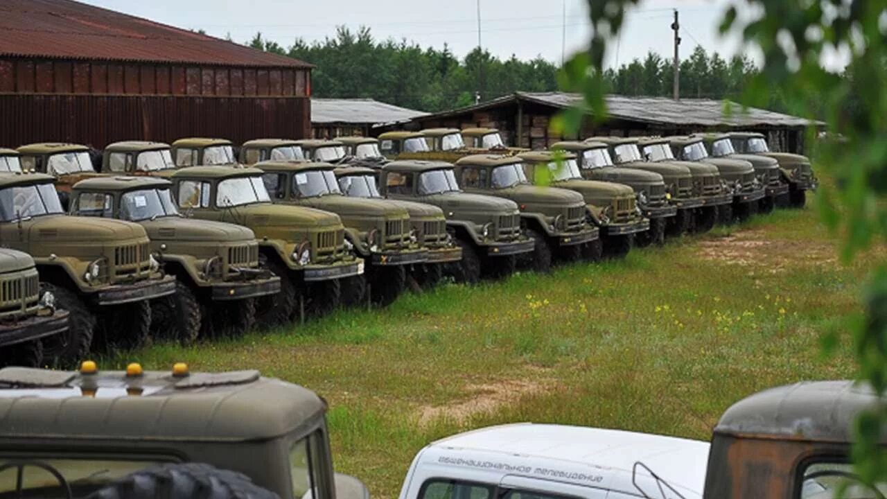Стоянка военной техники. Склад военной техники. Списанная техника. "кладбище грузовиков" маз-7916. Склад военной техники.