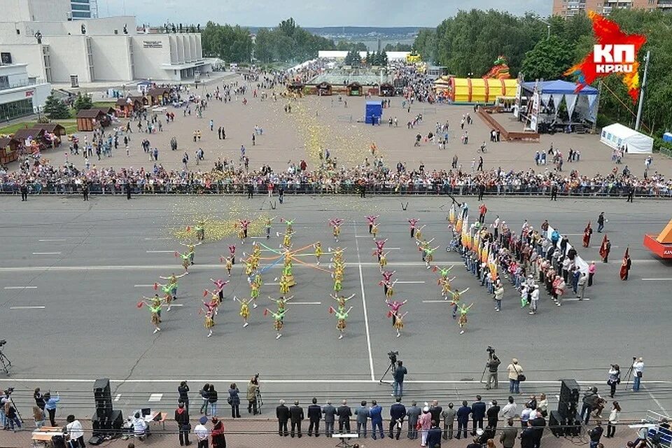 Время в ижевске сейчас. Центральная площадь Ижевск вид сверху. Праздники на центральной площади Ижевск. Центральная площадь Ижевск мероприятия. Центральная площадь Ижевск 2015 год.