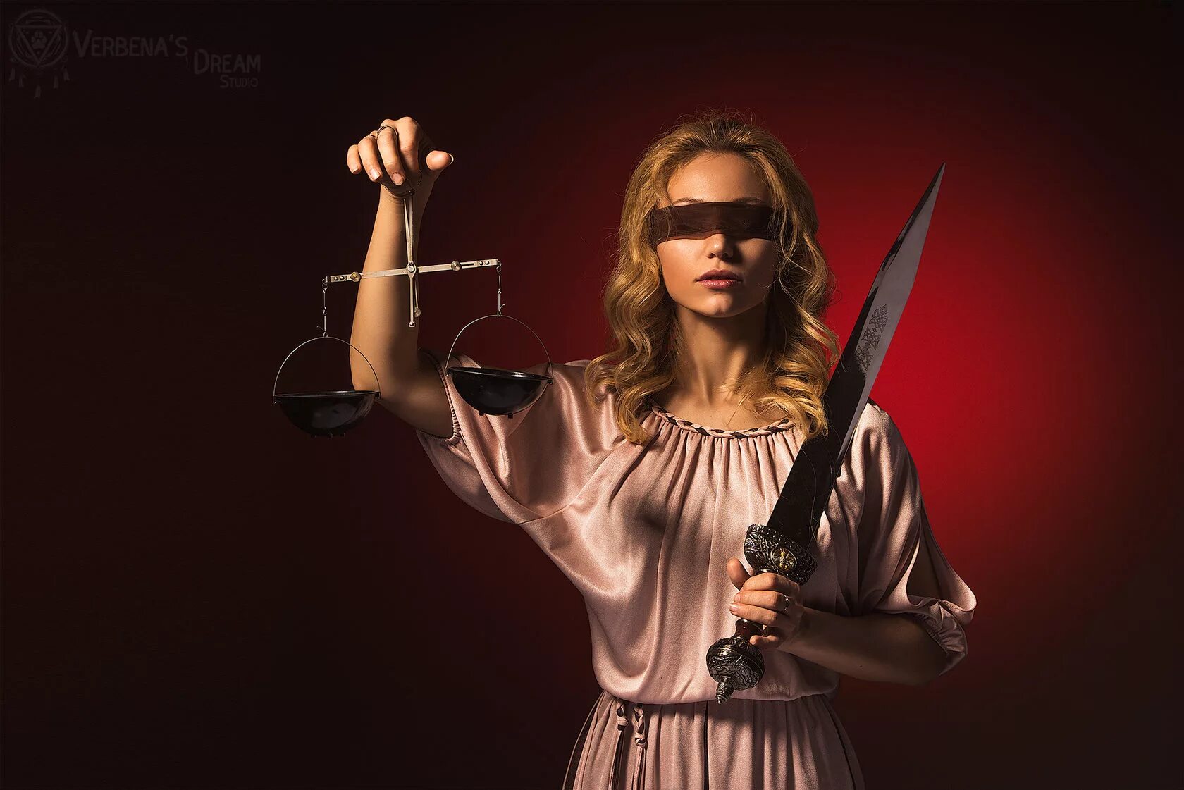 Богиня с повязкой на глазах. Повязка на глазах фемиды. Ргуп статуя фемиды. Богиня фемида статуя. Эквитас богиня справедливости.