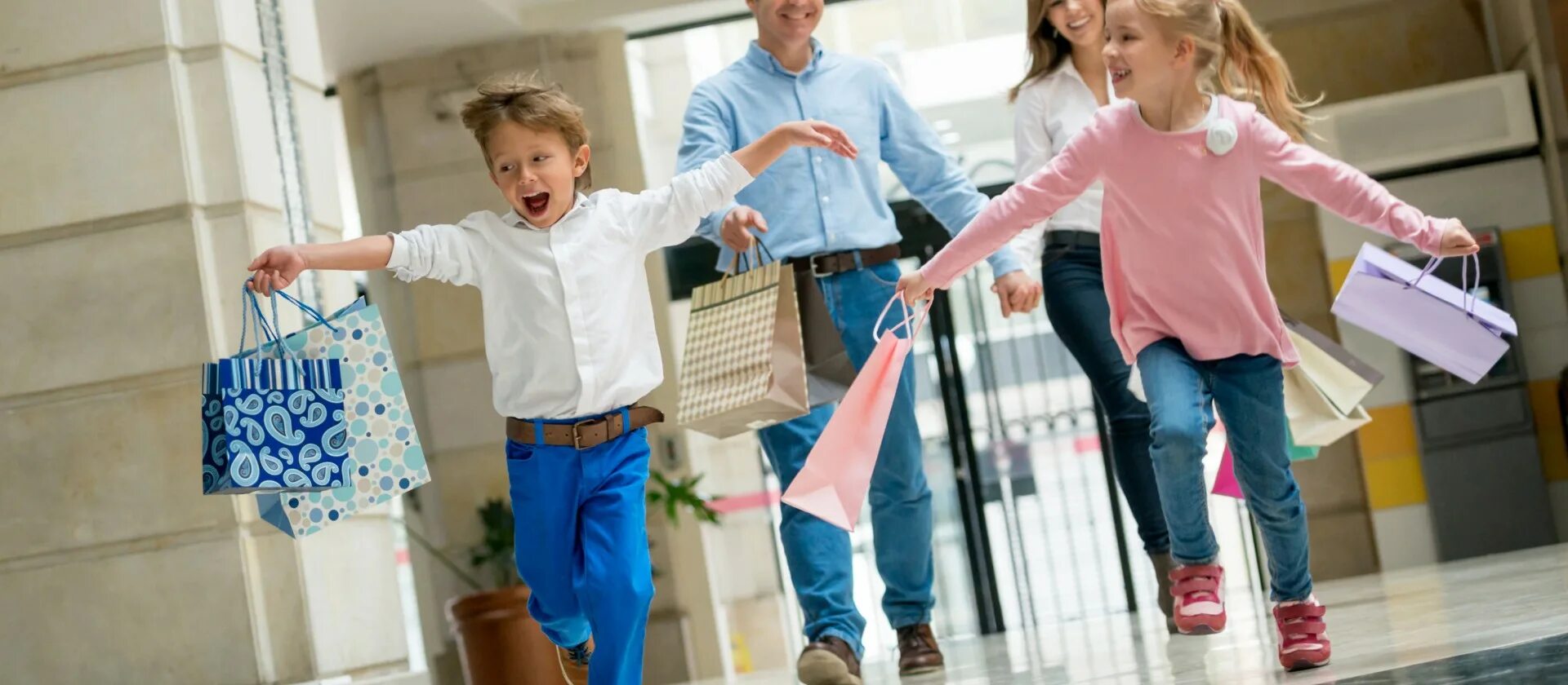 Муж покупает ребенка. Шоппинг всей семьей. Счастливая семья с покупками. Дети шоппинг. Дети с покупками.
