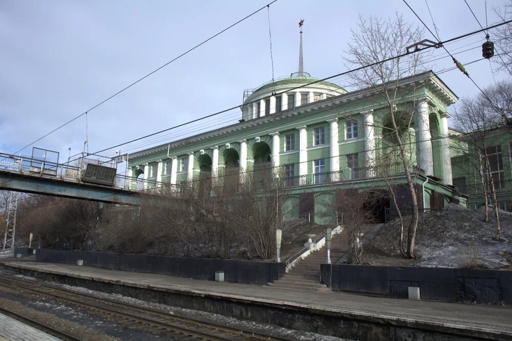 Работа вокзал мурманск. Вокзал Мурманск. Железнодорожный вокзал Мурманск. Вокзал Мурманск платформы. РЖД вокзал Мурманск.