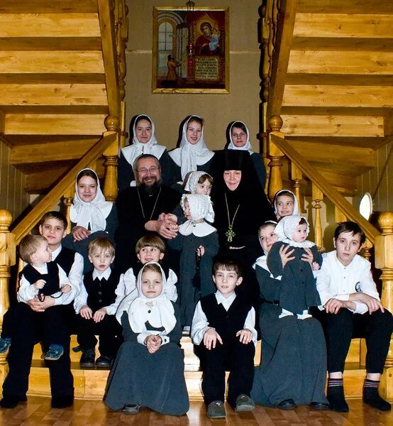 дети в монастыре. отдать ребенка в монастырь. приют покровского монастыря. игумения покровского монастыря в москве в молодости. воспитанницы женского монастыря.