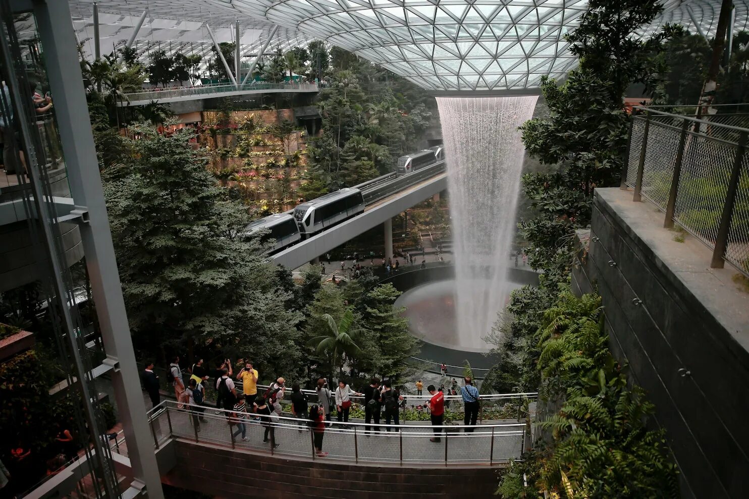 Чанги россия. Сингапур аэропорт Чанги водопад. Аэропорт Jewel Changi, Сингапур. Аэропорт в Сингапуре с водопадом. Фонтан аэропорт Чанги.