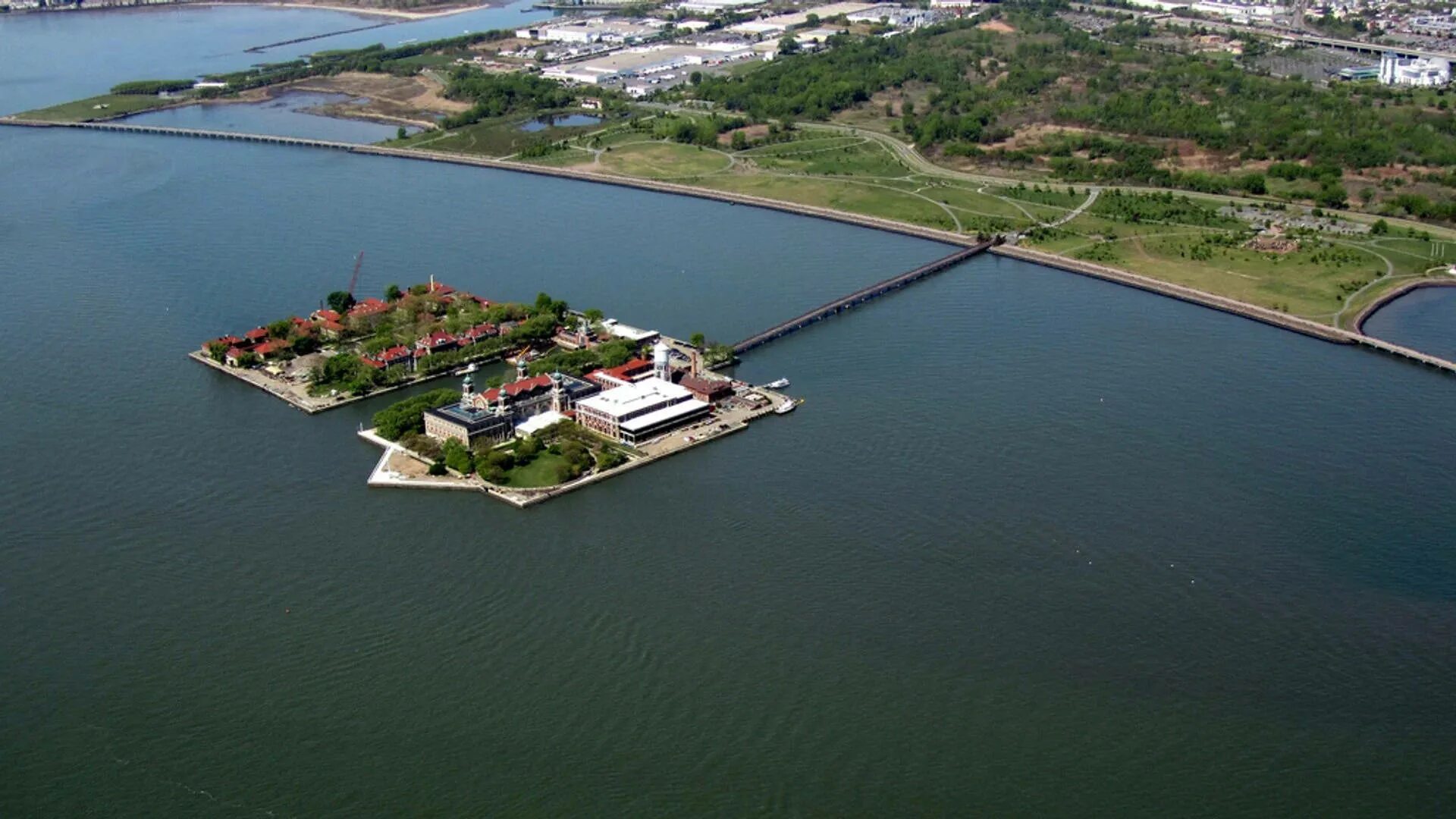 Ellis island. Остров Эллис-Айленд. Остров Эллис Нью Йорк. Эллис США. Остров Элис Айленд музей.