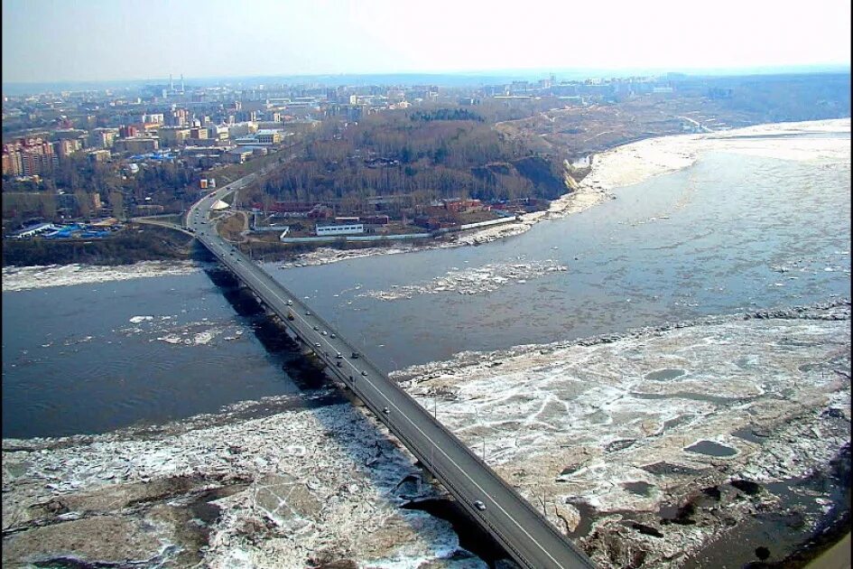 Томск река томь сегодня. Река Томь в Томске. Речка Томь Томск. Ледоход на реке Томь Северск. Фото реки Томь в Томске.