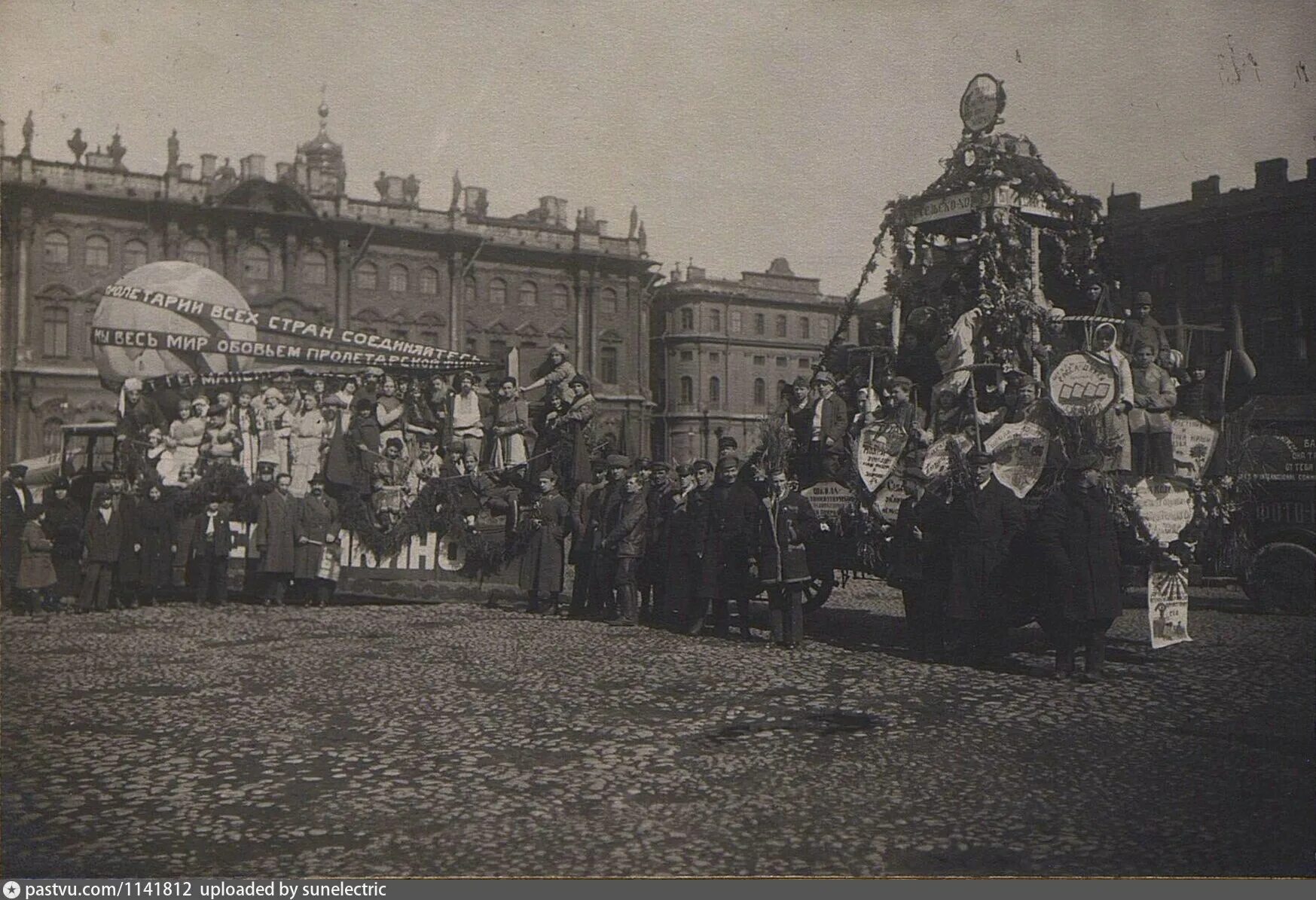 Первомайский парад на площади Урицкого 1934 года. Парад на площади Урицкого. Живые шахматы на Дворцовой площади 1924. Парад на Дворцовой площади 1945.