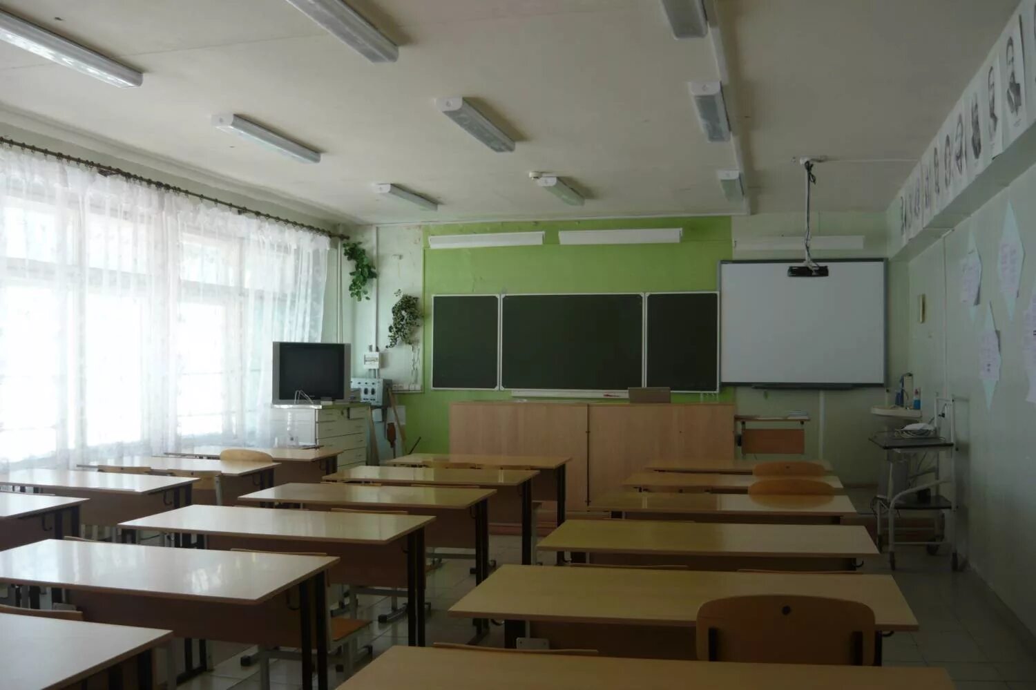 Подготовка школ к новому учебному году. Ремонт класса школы. Интерьер учебного класса. Кабинет в школе. Ремонт в классе.