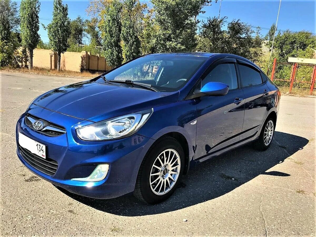 Машина солярис с пробегом. Hyundai Solaris 2013. Hyundai Solaris 2013 1.6. Hyundai Solaris 2013 синий. Hyundai Solaris i 2013.