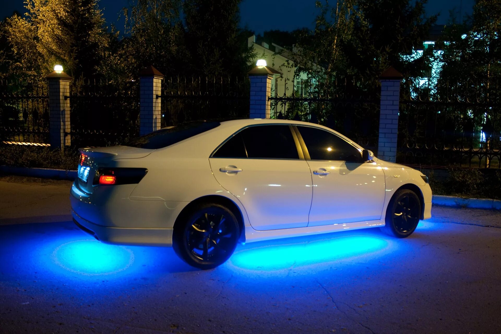 BMW f10 подсветка днища. Неоновая подсветка Джетта 5. Неоновая подсветка Камри 50. F10 подсветка днища. Свет под машину