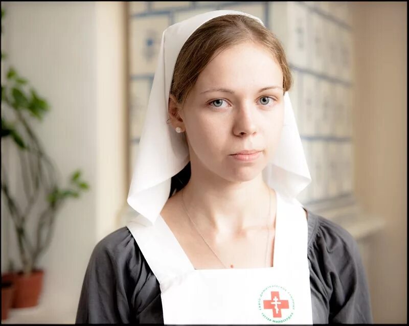 девочка в храме. православная женщина. девочка христианка. красивые православные девушки. девочка христианка.