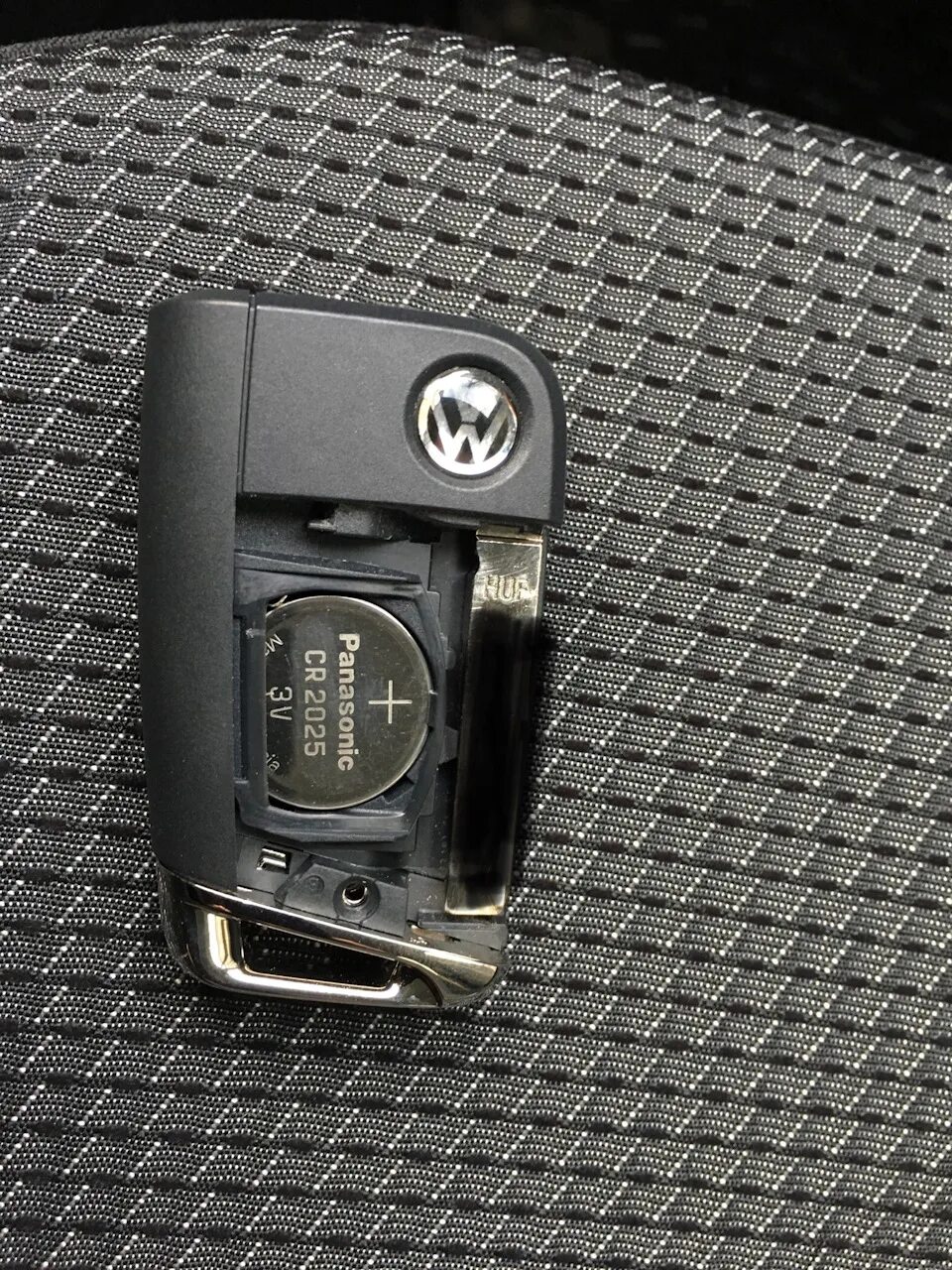 Ключ VW Tiguan 2. Батарейка в ключ Тигуан 2. Батарейка для ключа Фольксваген Тигуан 2. Tiguan 2019 батарейка в ключ. Батарейка ключ volkswagen