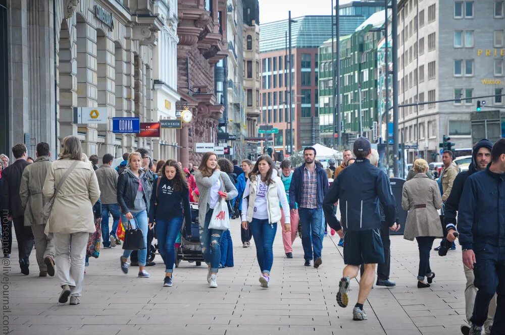Люди на улицах москвы. Люди на улице. Многолюдные улицы москвы. Людные улицы москвы. Люди на улицах москвы.