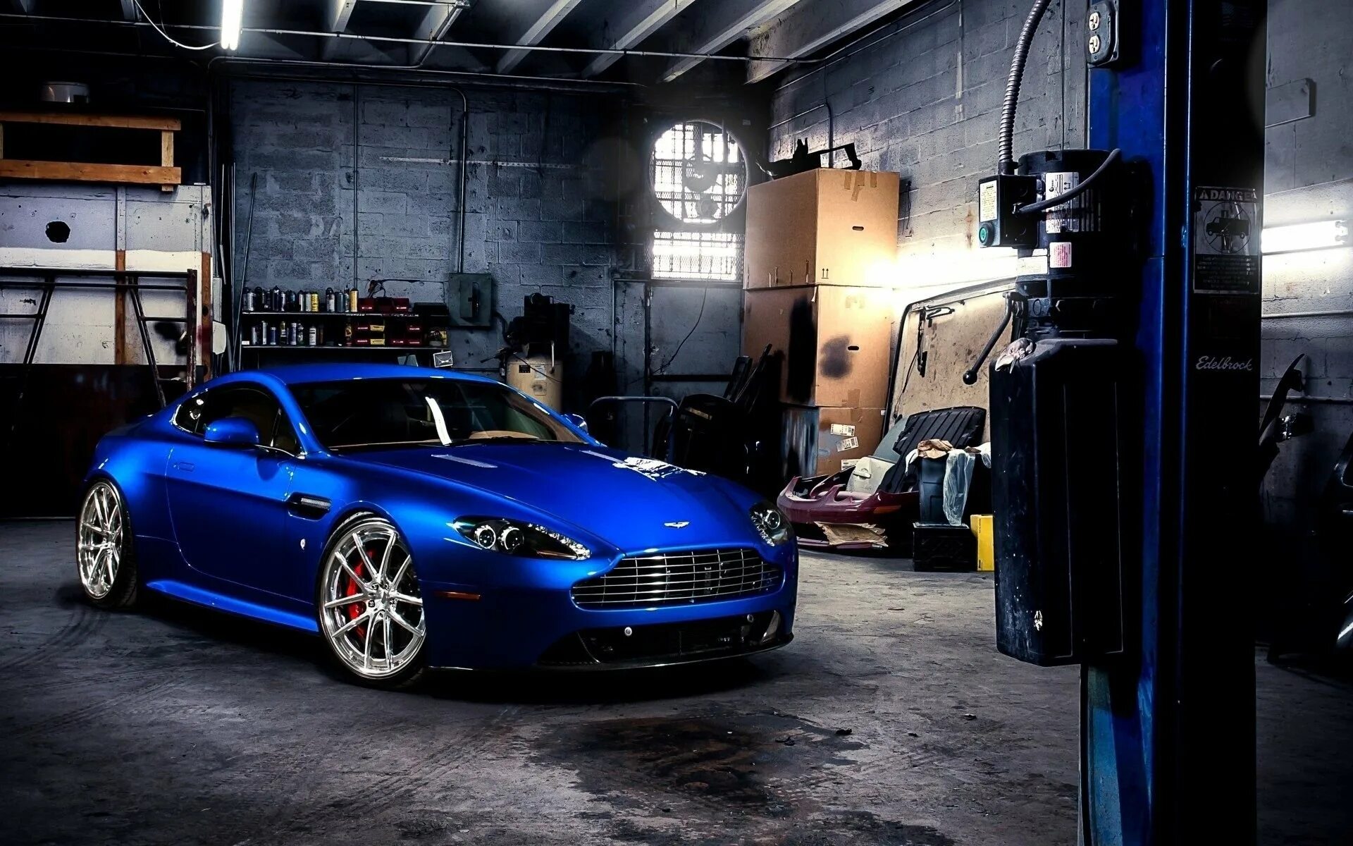 Черная голубая машина. Aston Martin Vantage s в гараже. Машины (синяя).