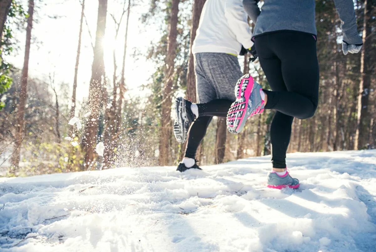 Зимние занятия спортом. Пробежка зимой. Бег зимой. Занятия спортом зимой. Спорт зимой на свежем воздухе.