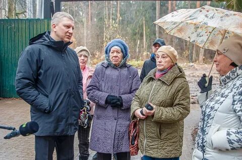 Жители поселка