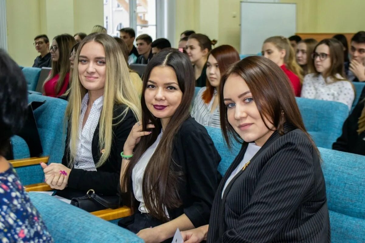 Поступить в университет на юриста. Юридический институт омск. красивые девушки в институте. девушка в университете. красивые девушки в университете.