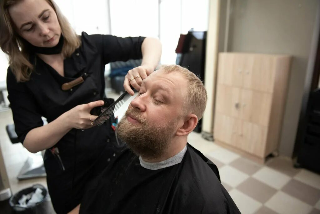 Парикмахерская череповец шекснинский 16. Парикмахер череповец. Ножницы череповец. Зеленые ножницы череповец шекснинский 16. Парикмахерская быстрые ножницы тюмень лесобаза телефон.