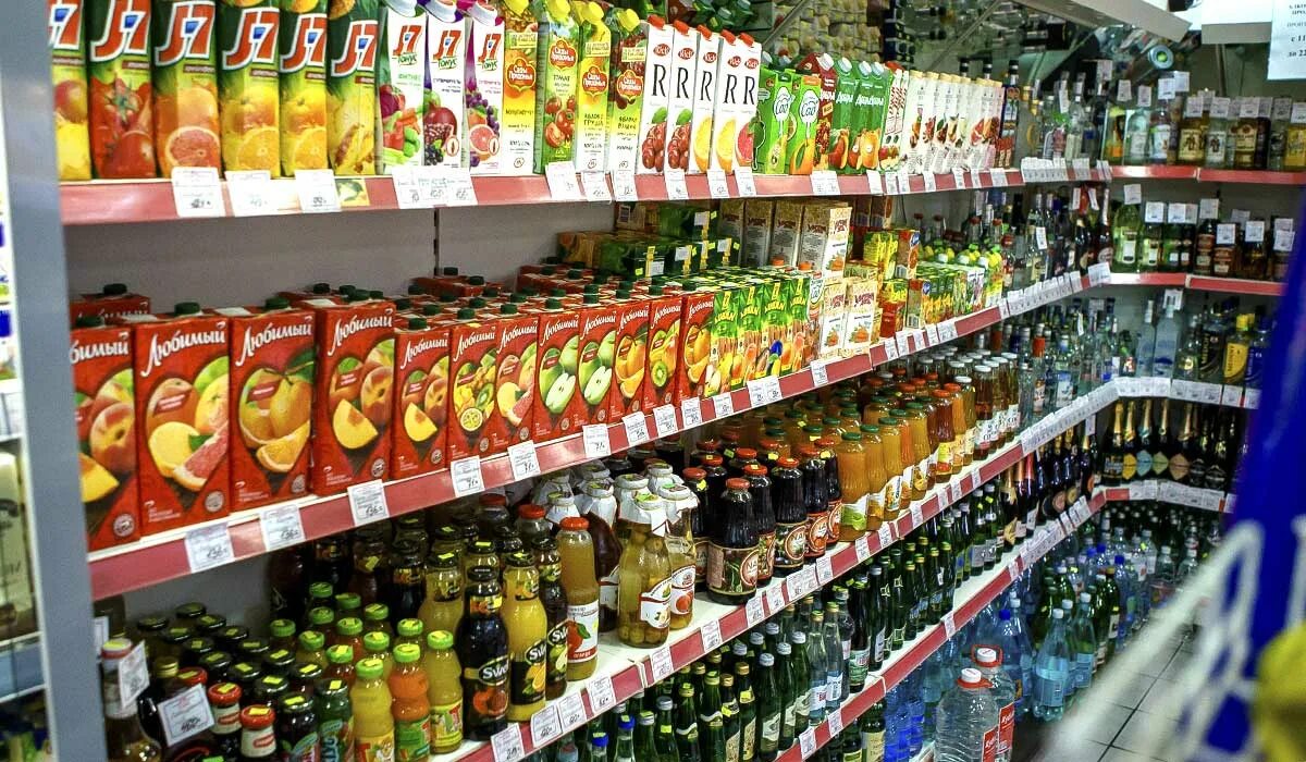отдел сок. полка с соками в магазине. полка с напитками. сок в супермаркете. отдел сок.