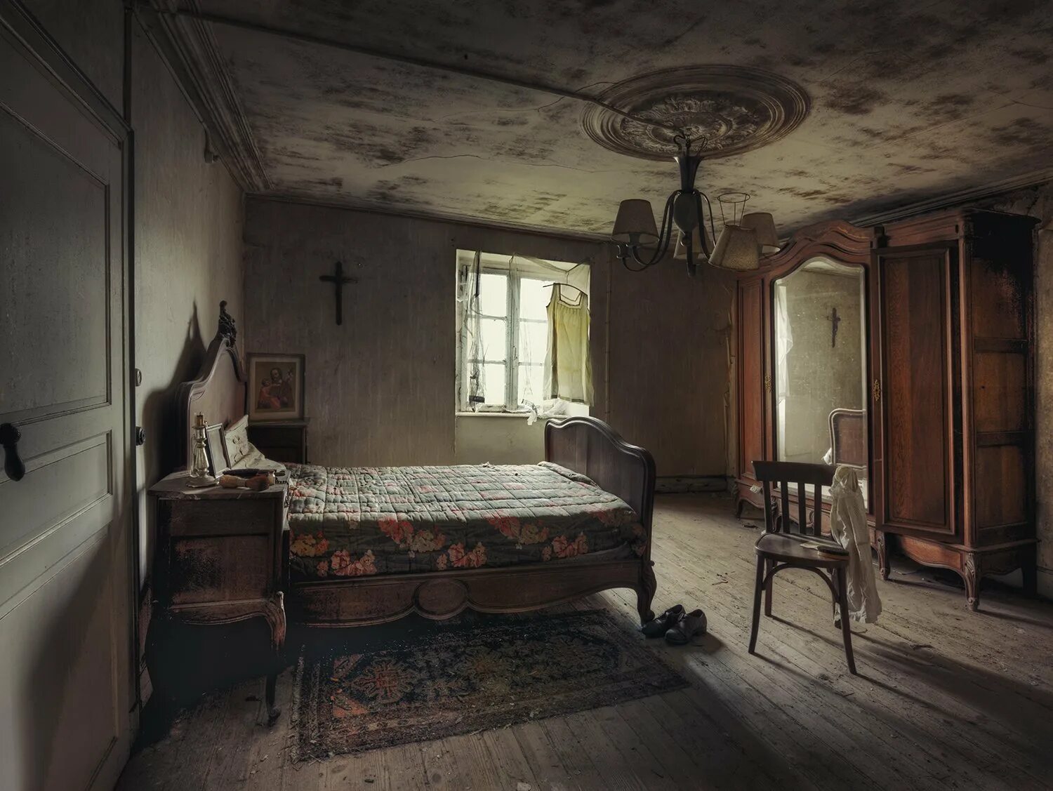 Old bedroom. Заброшенный дом внутри. Старинная комната. Старая комната. Старинный интерьер комнаты.