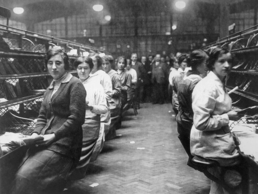 Работницы фабрики в Англии в 20 веке. Женщины на фабриках 20 век. Работницы в начале 20 века. Женщины на заводе 20 век. Создание фабричных инспекций