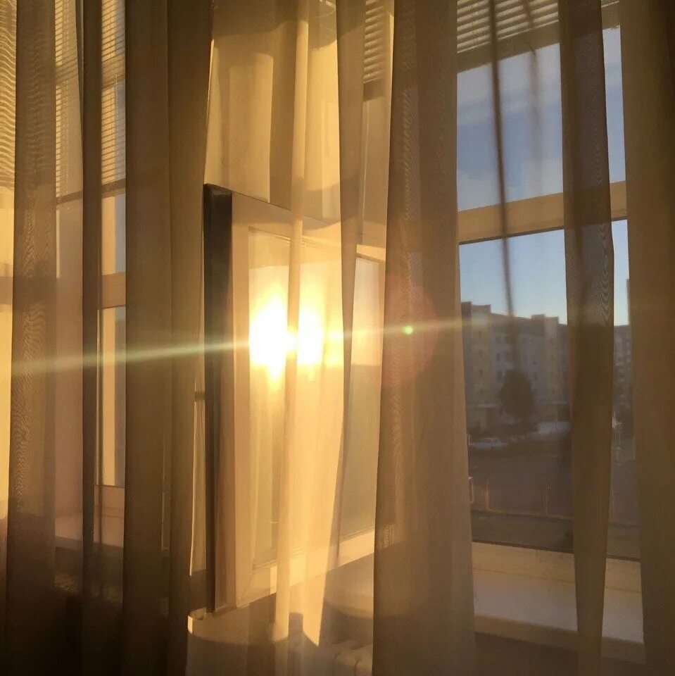 Стояло раннее утро солнце освещало. Луч солнца в окне. Лучи солнца. Солнечные лучи в комнате. Солнечный свет в окно.
