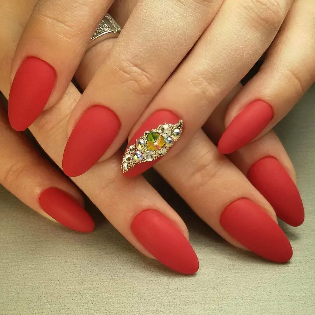 маникюр марсала миндаль. красные ногти. красные ногти. красный френч 2022 миндаль. стильные красные ногти.