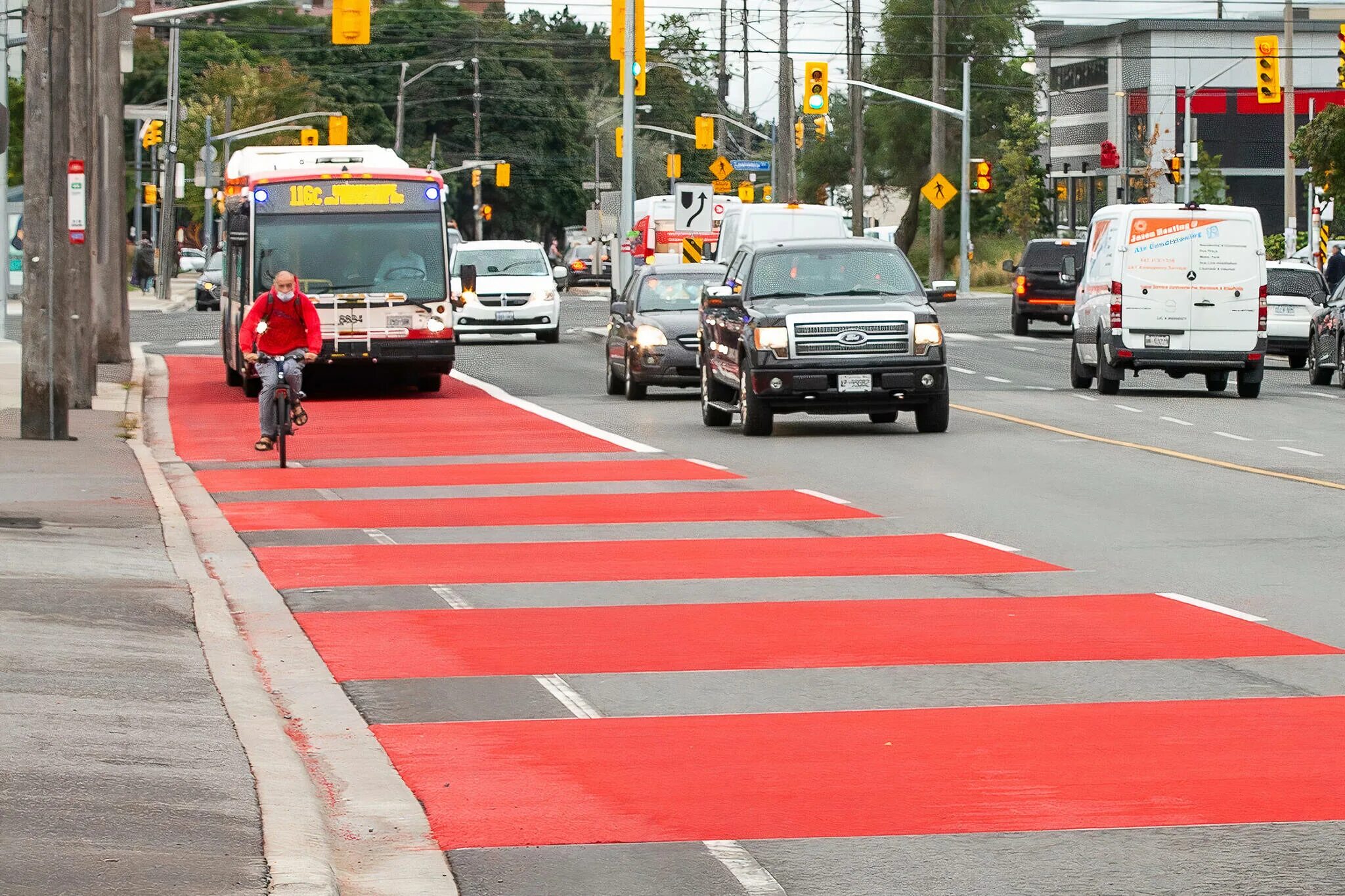 Останавливается на остановке академический. Adelaide metro - wheredabus. Adelaide metro - wheredabus. Only bus. Автобус на дороге.