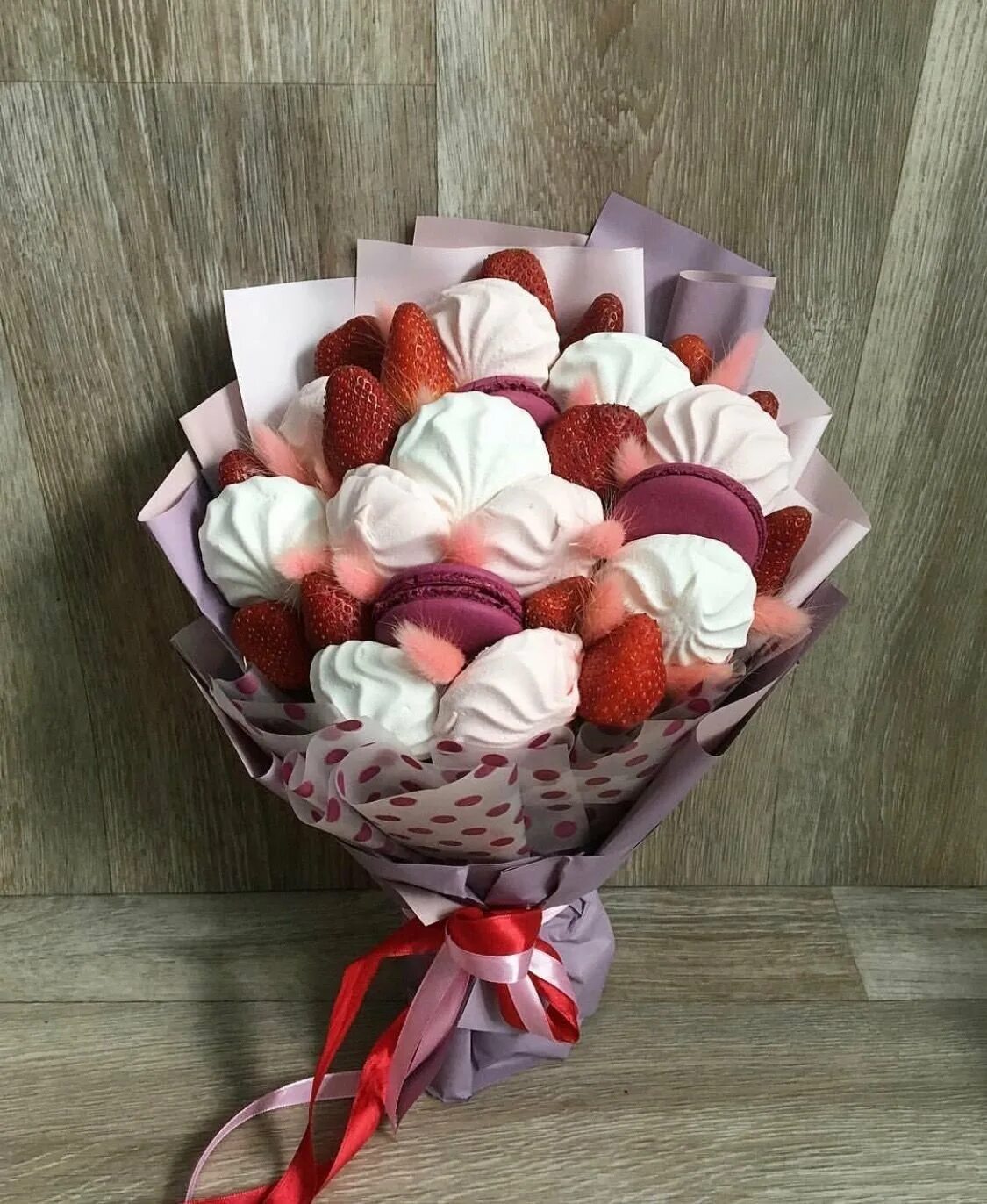 Фруктовый букет на 14 февраля. Букет из еды. Съедобные букеты для мужчин. Съедобные букеты на 14 февраля. Букет из клубники и цветов.