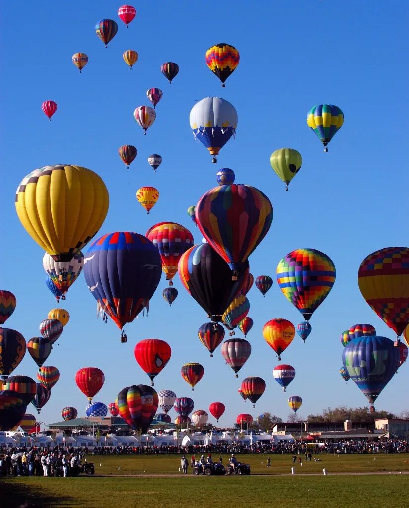 Международный фестиваль воздушных шаров в Альбукерке. Альбукерка фестиваль шаров. Альбукерке Международный воздушный шар Fiesta. Воздушный шар в небе.