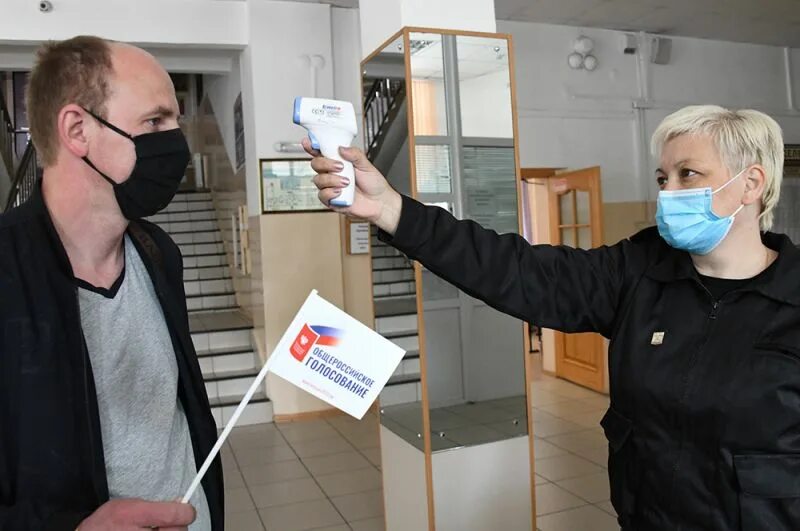 Явка в московской области на выборах сегодня. Выборы в масках. Голосование маска. Маски на выборах. Люди которые голосуют в маске.