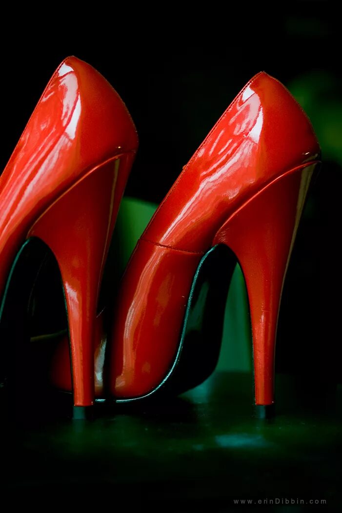 Красные туфли. Красные каблуки. Туфли на высоком каблуке красного цвета. Ярко красные туфли. Красный хай
