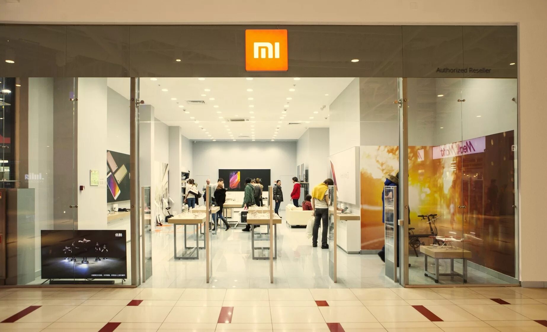 Магазин xiaomi shopping. Буденновский 51 магазин Xiaomi. Первый магазин Сяоми в Москве. Оф магазин Xiaomi. Фирменный магазин Xiaomi.