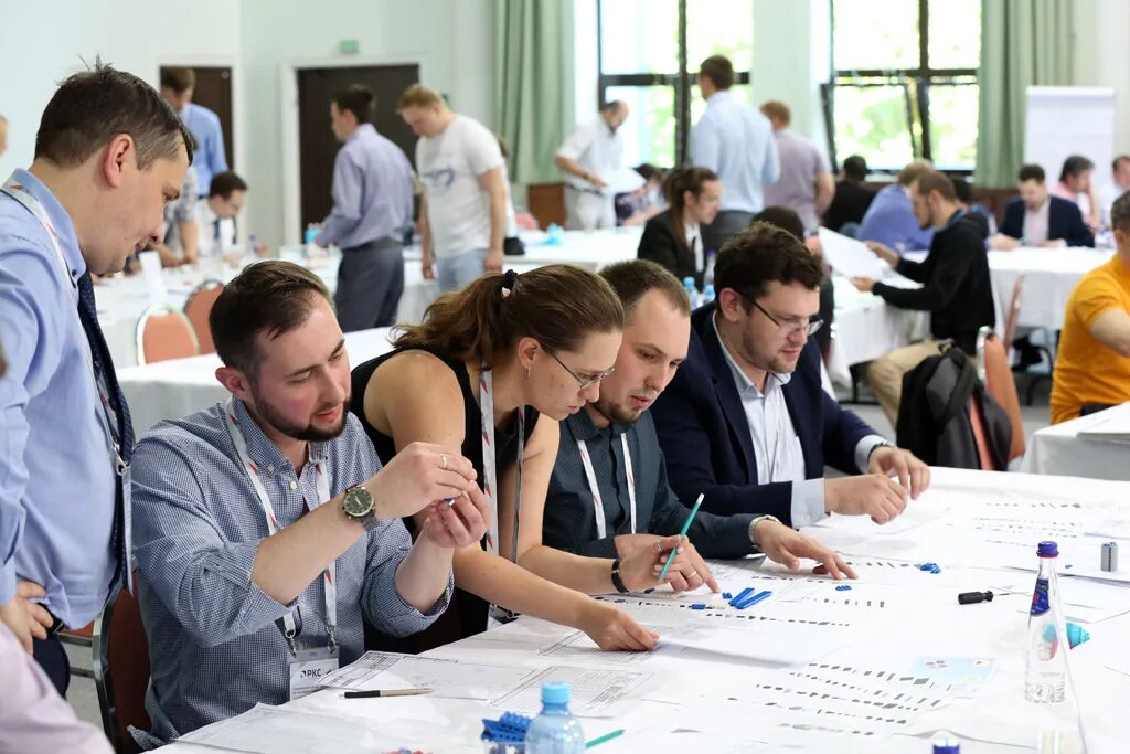 Предлагаю проведение. Коллектив в офисе. Фокус группа. Предлагаю проведение. Клиент и продавец.