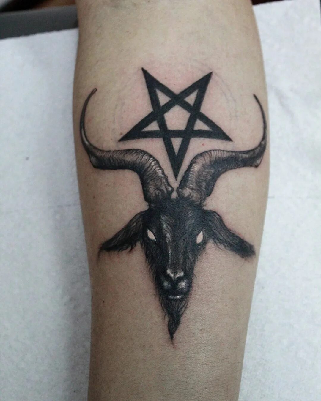 Что обозначает сатана. Бафомет пентаграмма тату. Символ сатаны Бафомет. Пятиконечная звезда Бафомет. Знак сатаны, звезда Бафомета,.
