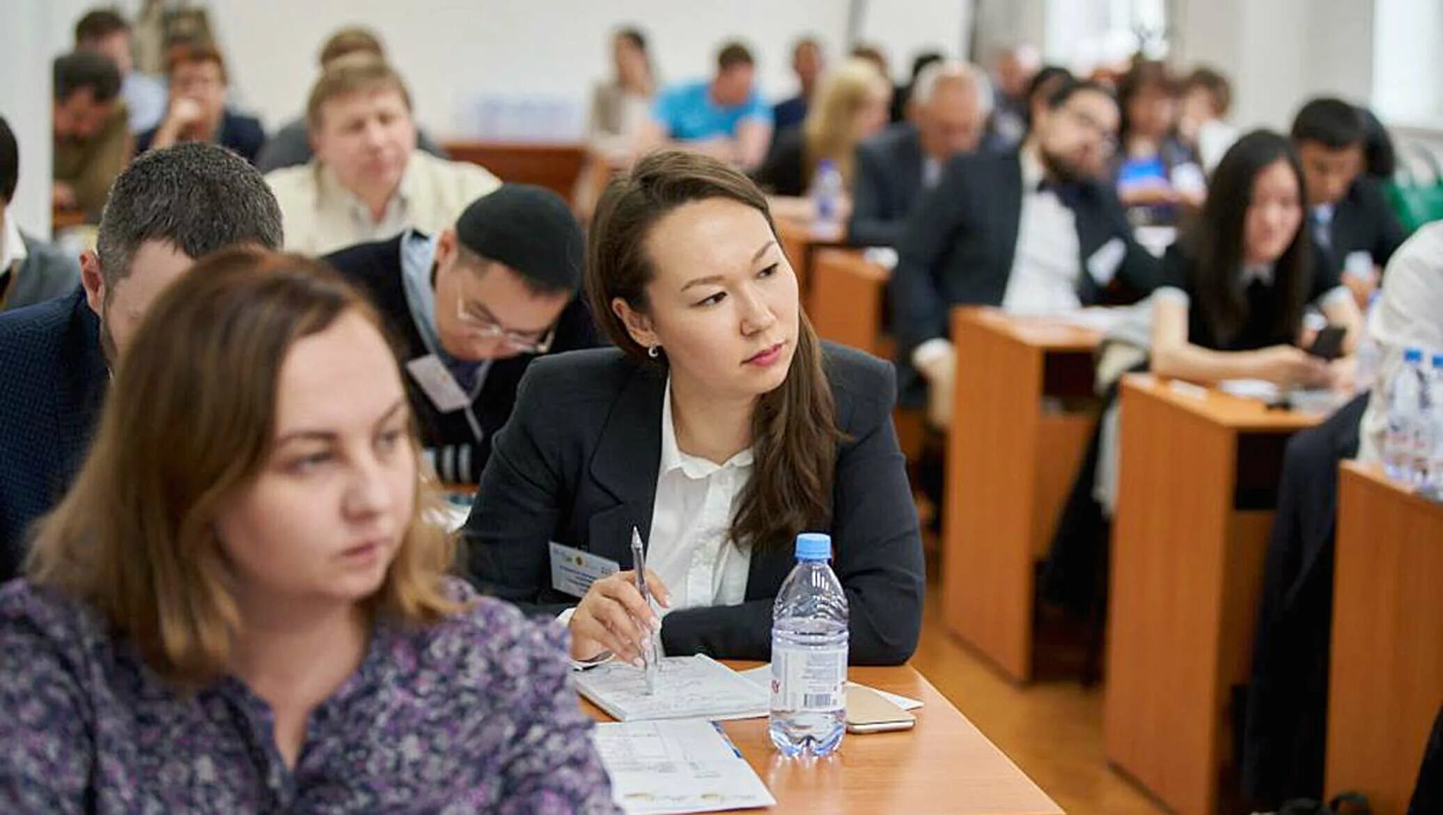 Сколько студентов в институте. Московский университет в Узбекистане. Женщины Узбекистана в институте. Девушки студентки вузы Узбекистана.