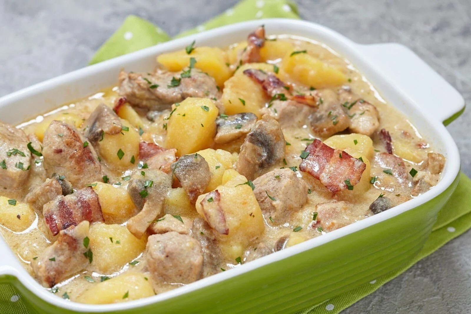 Картофель с овощами в сметане