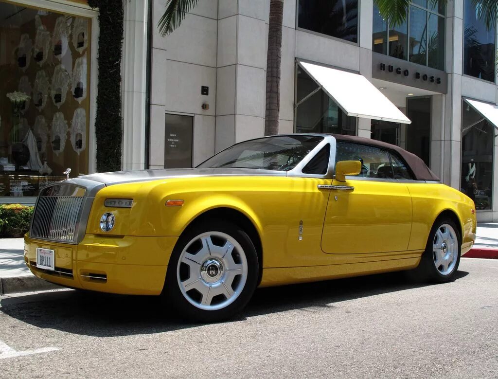 Машина роллс ройс. Колеса на роллс ройс врайт. Роуз ройс машина. Rolls royce phantom 2021. Bentley wraith.