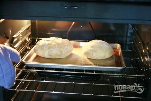 Хлеб после духовки. Хлеб на решетке в духовке. Хлеб на противне в духовке. Домашний хлеб на противне в духовке. Газовая духовка для хлеба.