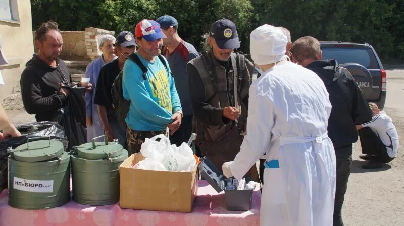 Помощь бездомным орск. Фонд для бездомных людей. благотворительная помощь бездомным. проект помощь бездомным людям. центр помощи бездомным людям.