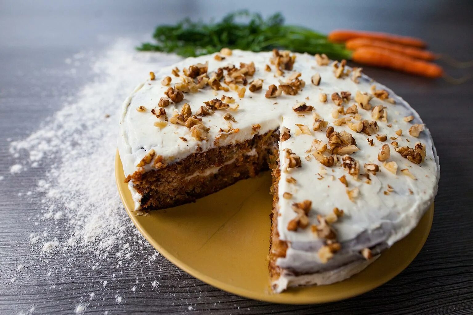 Кухня банановый пирог. Морковный торт с грецкими орехами. морковный торт с творожным кремом. морковный пирог с творожным сыром. торт с творожным сыром и сгущенкой.