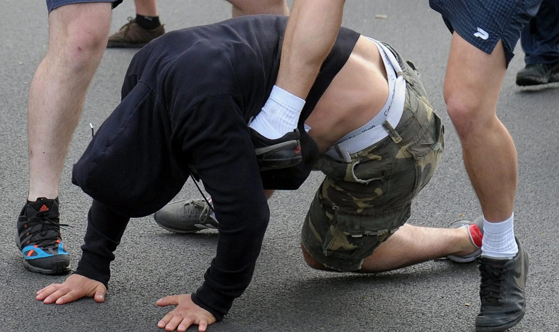 Человека бьют толпой. Много людей бьют одного. Омон избивает митингующих в москве. Человека бьют толпой. Человека бьют толпой.