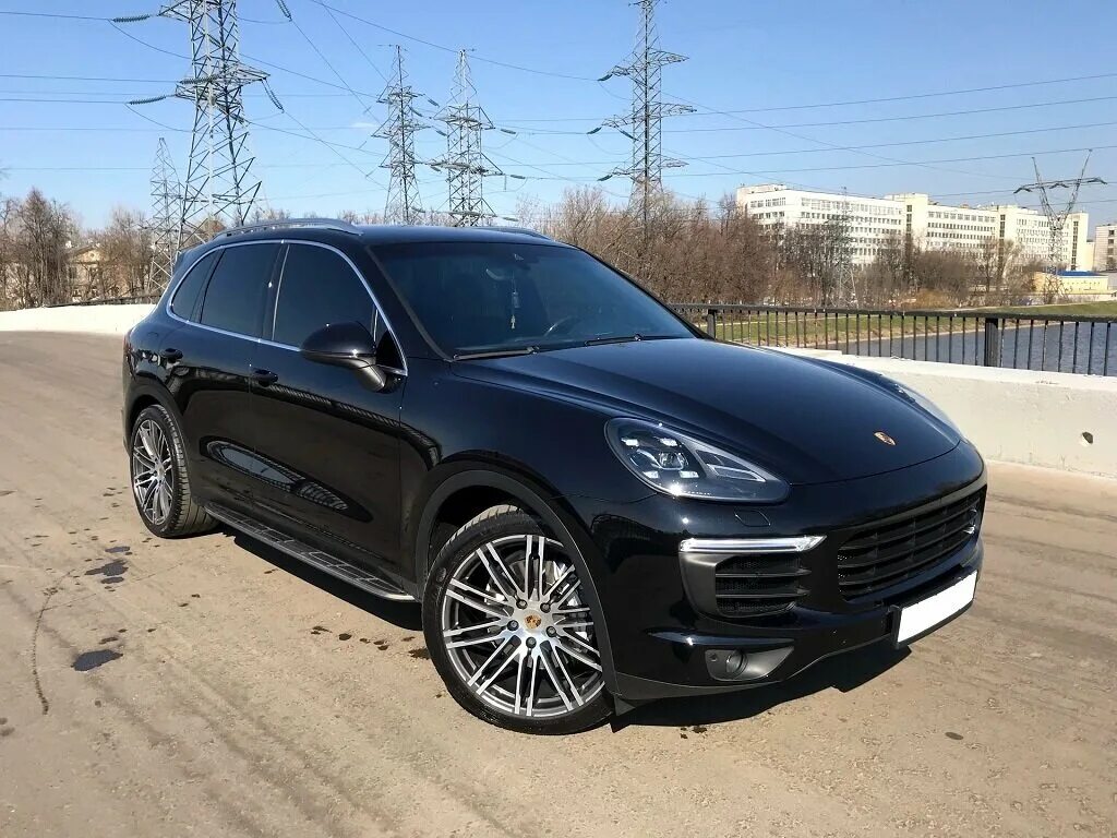 Брошенный porsche cayenne. Шильдик порше кайен турбо s 2008. Кайен москва. Поршекакн. Порше кайен без фар.