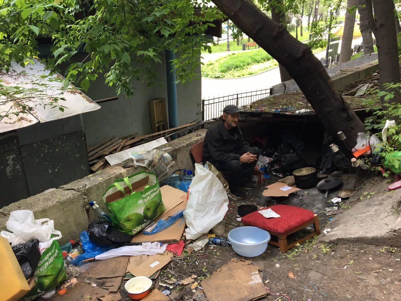 Домашний бомж. Домик бомжей. Бомжатский дом. Бомжатский домик.